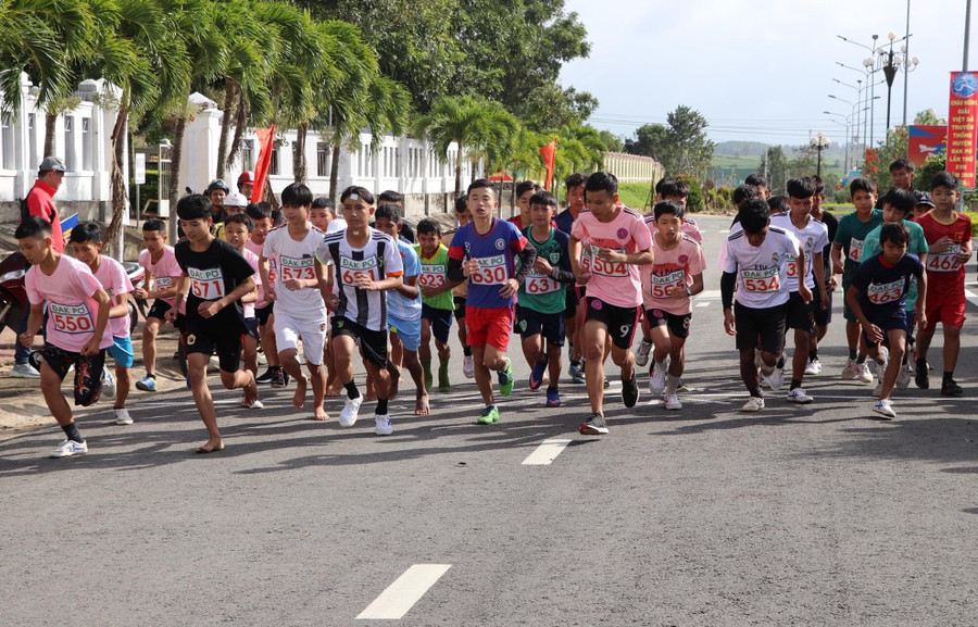 Các VĐV thi đấu tại Giải Việt dã truyền thống huyện Đak Pơ lần thứ 17 năm 2020. Ảnh: Thiên Di