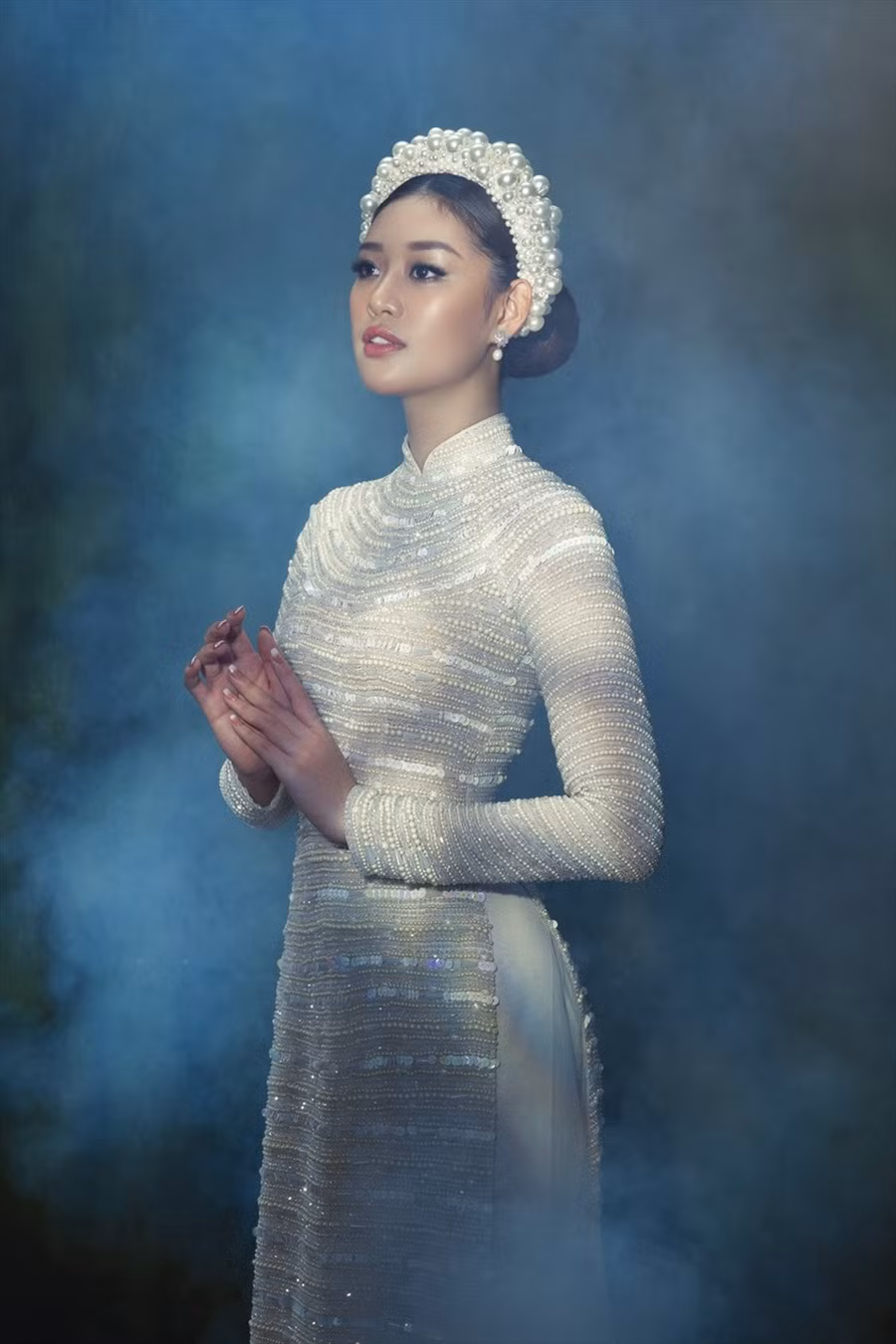 Vốn được biết đến với danh hiệu Người đẹp áo dài, Hoa hậu Khánh Vân không khó để khoe nhan sắc nền nã, cuốn hút trong loạt thiết kế áo dài vừa cổ điển, vừa hiện đại.