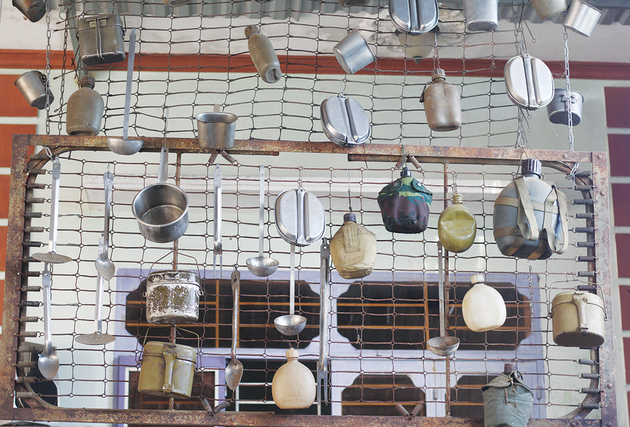 Những chiếc ăng gô, bi đông đựng nước thời kháng chiến chống Mỹ được anh Cai Linh Phương giữ gìn cẩn thận. Ảnh: Thủy Bình Những chiếc ăng gô, bi đông đựng nước thời kháng chiến chống Mỹ được anh Cai Linh Phương giữ gìn cẩn thận. Ảnh: Thủy Bình