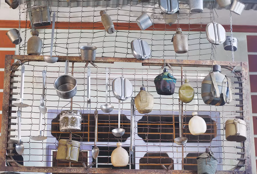 Những chiếc ăng gô, bi đông đựng nước thời kháng chiến chống Mỹ được anh Cai Linh Phương giữ gìn cẩn thận. Ảnh: Thủy Bình