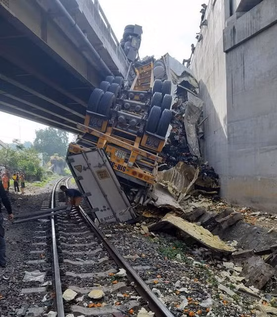 Phần xe bị tai nạn chắn ngang đường sắt