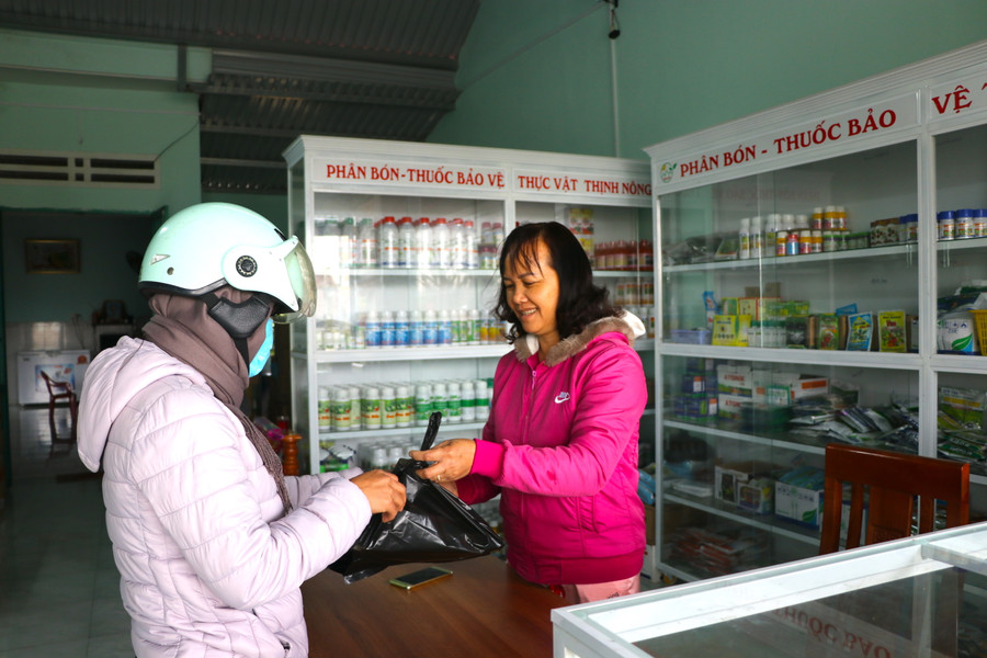 Nhờ Hội LHPN xã Kông Yang làm cầu nối, chị Nguyễn Thị Hồng Hạnh (bìa phải; thôn 2) được ngân hàng cho vay vốn ưu đãi để mở cửa hàng buôn bán, phát triển chăn nuôi. Ảnh: Ngọc Minh