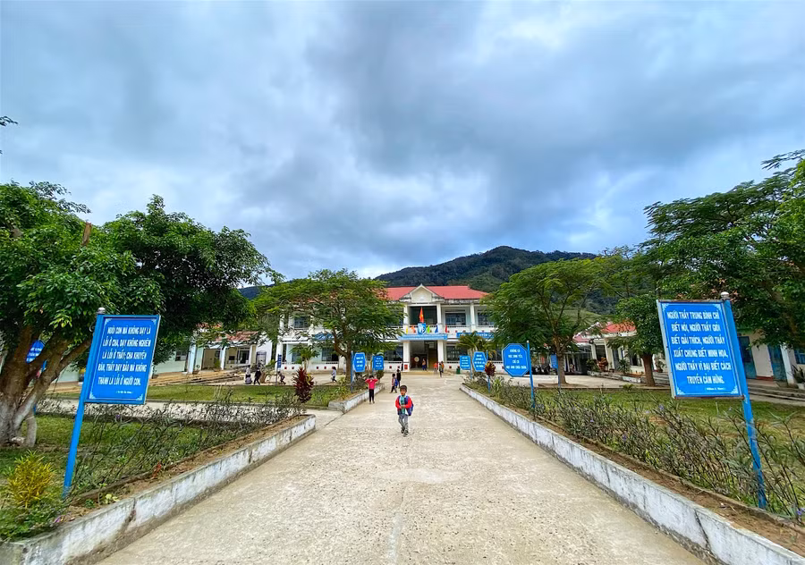 Đến thời điểm hiện tại, Trường Phổ thông Dân tộc bán trú Tiểu học và THCS Kon Pne (xã Kon Pne, huyện Kbang) đã đảm bảo các điều kiện để triển khai thực hiện Chương trình GDPT mới đối với lớp 2 và lớp 6 vào năm học 2021-2022. Ảnh: Hồng Thi