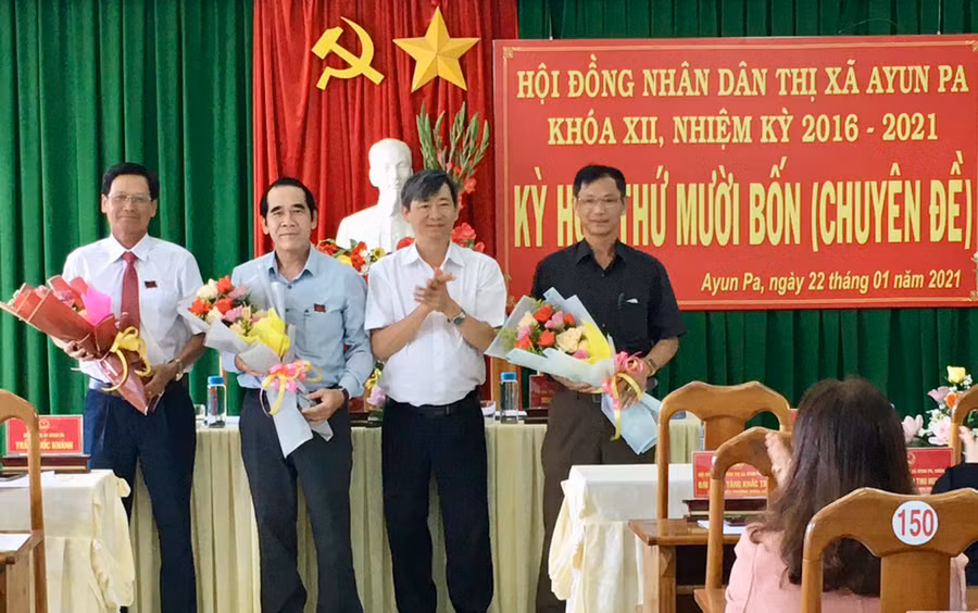  Bí thư Thị ủy Ayun Pa Trần Quốc Khánh tặng hoa chúc mừng các đồng chí Ksor Vinh, Tăng Khắc Trung, Lê Xuân Long (từ trái sang phải). Ảnh: Vũ Chi