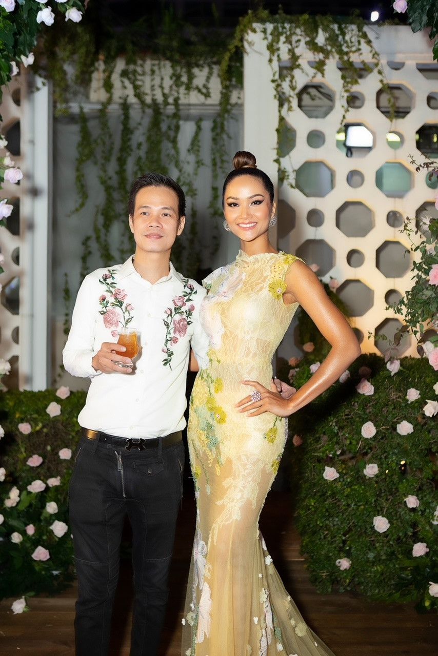 Góp mặt trong show diễn còn có Hoa hậu Hoàn vũ H'hen Niê. Người đẹp lựa chọn bộ váy vàng họa tiết hoa mai nữ tính.