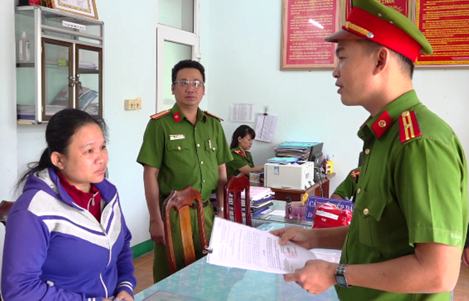 Công an tỉnh Quảng Nam đọc lệnh bắt Lê Thị Thanh Thùy - ẢNH: C.X