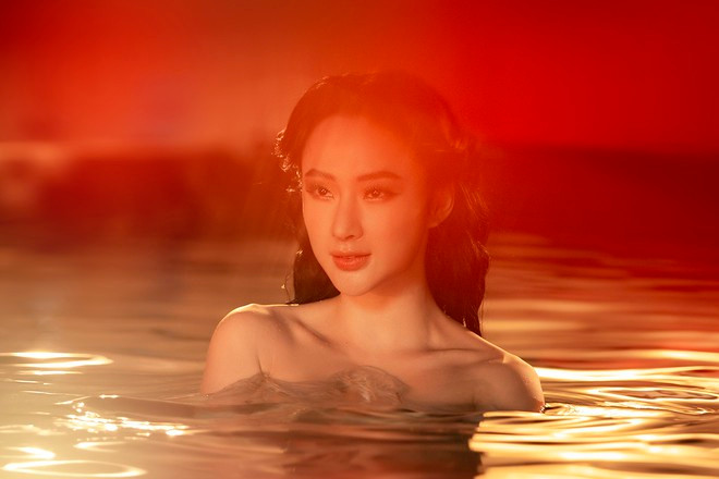 Mới đây, một đoạn video nóng bỏng ghi lại cảnh diễn viên Angela Phương Trinh ngâm mình trong hồ nước để lộ bờ vai gợi cảm khiến cộng đồng mạng xôn xao. Hình ảnh sexy, táo bạo khác xa với sự giản dị, kín đáo trong những năm gần đây của cô khiến khán giả không khỏi bất ngờ ẢNH: NVCC