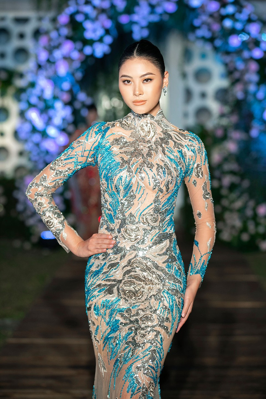 Ấn tượng nhất là những thiết kế xuyên thấu, khoe vóc dáng. Ảnh: NSCC.