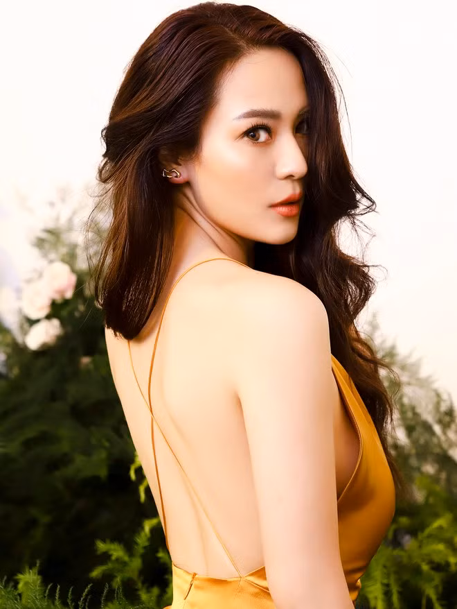 Khi thực hiện bộ ảnh này, nữ ca sĩ cũng ý thức rõ ranh giới mong manh giữa gợi cảm và phản cảm, cho nên người đẹp đã chọn lựa những thiết kế phù hợp. 