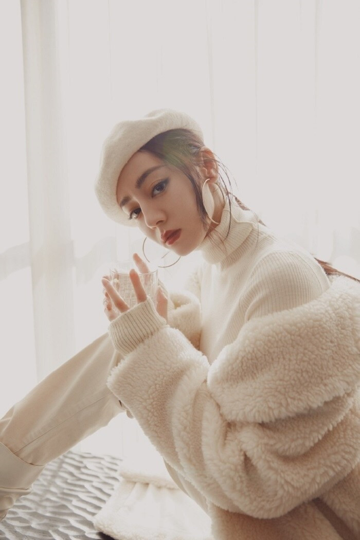 Tuy nhiên, người hâm mộ phản đối cô và Hoàng Cảnh Du quen nhau bởi cho rằng, nam tài tử dính nhiều phốt nên không hợp với người đẹp. Ảnh: Instargram NV.