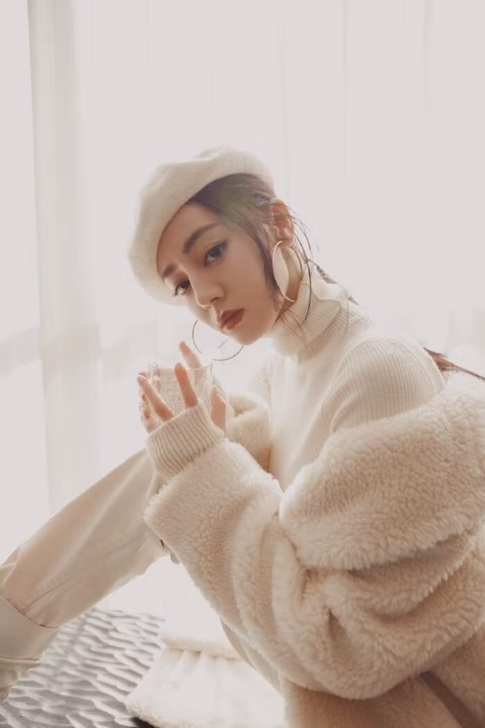 Tuy nhiên, người hâm mộ phản đối cô và Hoàng Cảnh Du quen nhau bởi cho rằng, nam tài tử dính nhiều phốt nên không hợp với người đẹp. Ảnh: Instargram NV.