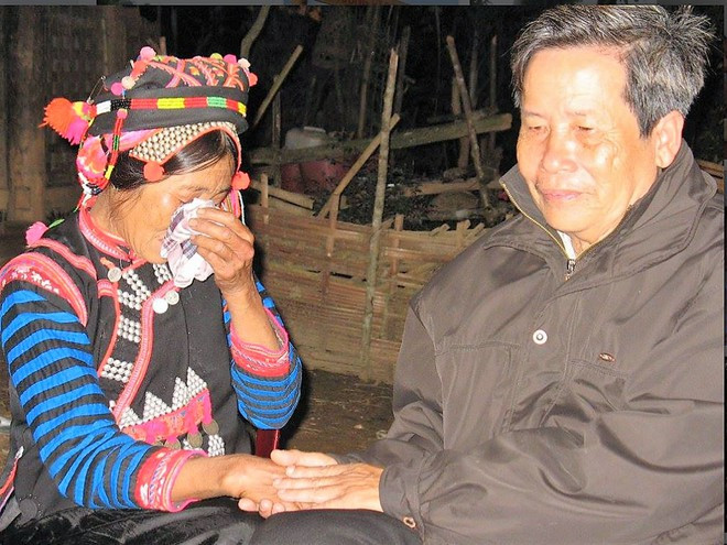 Thầy Nguyễn Văn Bôn gặp lại học sinh cũ của mình khi trở lại Mù Cả, năm 2012 ẢNH: NVCC