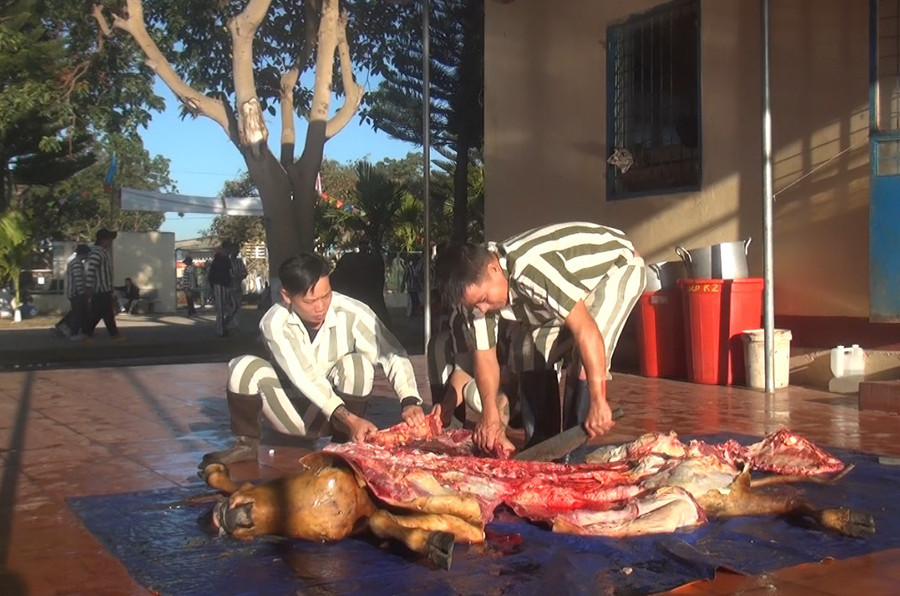 Để tạo điều kiện cho các phạm nhân được đón cái Tết ấm áp, Ban Giám thị Trại giam Gia Trung quyết định nâng khẩu phần ăn gấp 5 lần ngày thường trong bữa cơm tất niên. Đây là những cố gắng của Ban giám thị, cán bộ, chiến sĩ đơn vị dành cho phạm nhân ngoài chế độ ăn ngày Tết theo quy định. (ảnh 4a)