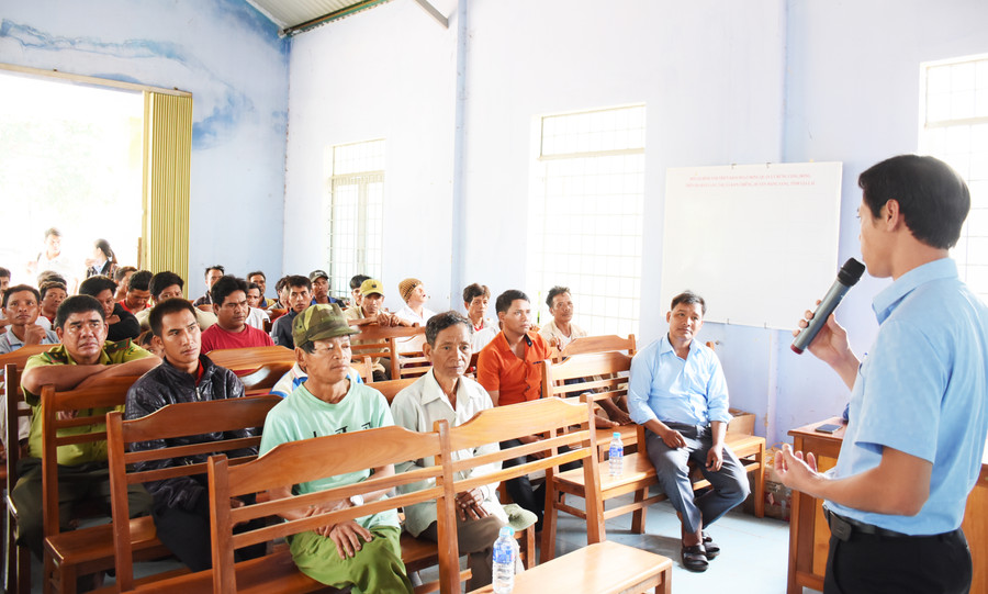 Tuyên truyền chính sách chi trả DVMTR cho cộng đồng dân cư xã Kon Chiêng (huyện Mang Yang). Ảnh: Minh Triều