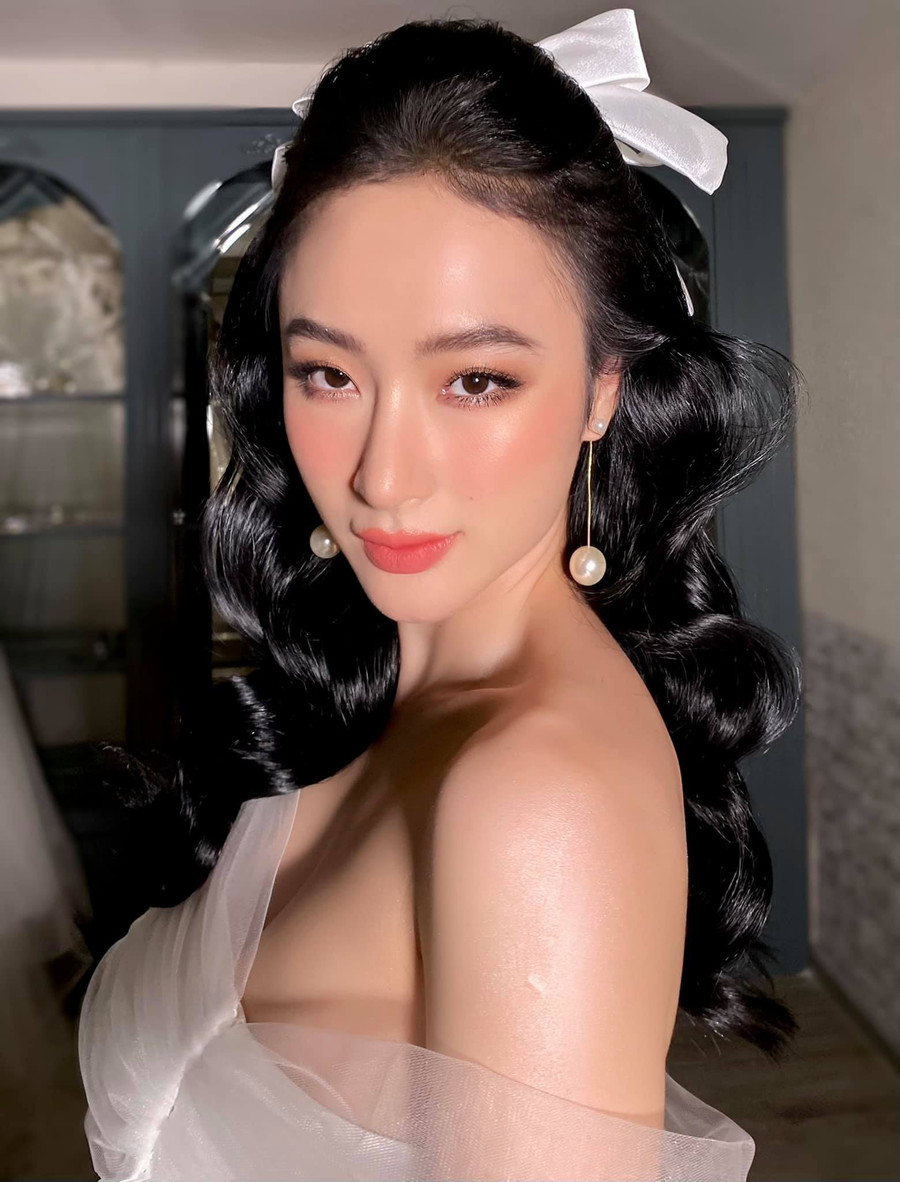 Angela Phương Trinh mặc hững hờ gợi cảm trong tuần qua.