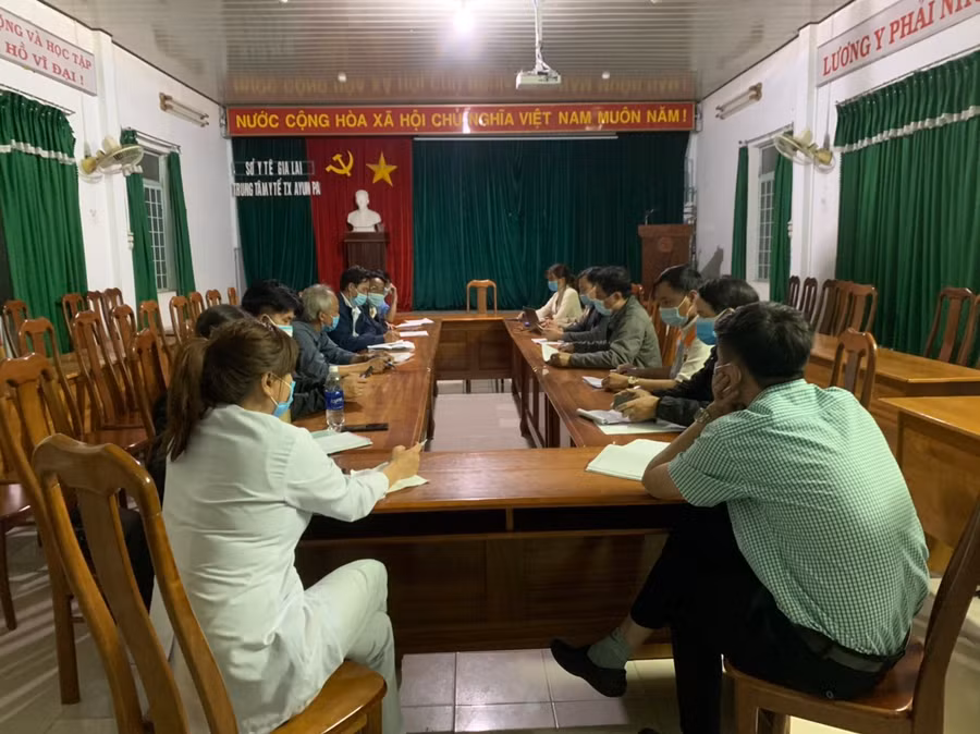 Viện Vệ sinh dịch tễ Tây Nguyên họp khẩn với Ban lãnh đạo Trung tâm Y tế thị xã Ayun Pa để triển khai nhiệm vụ.Ảnh.Vũ Chi