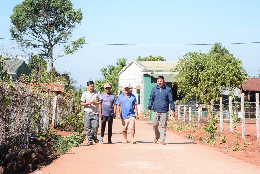 Người dân làng Del (xã Ia Tô, huyện Ia Grai) tự nguyện đóng góp kinh phí, mở rộng đường làng, ngõ xóm. Ảnh: Minh Nguyễn