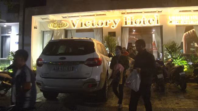 Công an đưa các đối tượng 