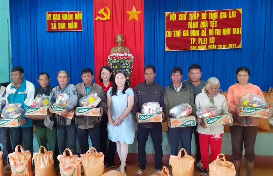 Tặng quà Tết cho người nghèo ở xã Bar Măih, huyện Chư Sê. Ảnh: Hồng Ngọc Tặng quà Tết cho các đối tượng khó khăn xã Bar Măih (huyện Chư Sê, tỉnh Gia Lai). Ảnh: Hồng Ngọc