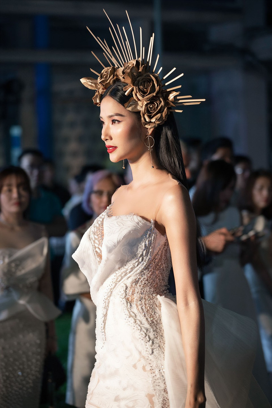 Á hậu 1 Hoa hậu Hoàn vũ Việt Nam Hoàng Thùy còn đảm nhận vai trò vedette trên sàn diễn thời trang.