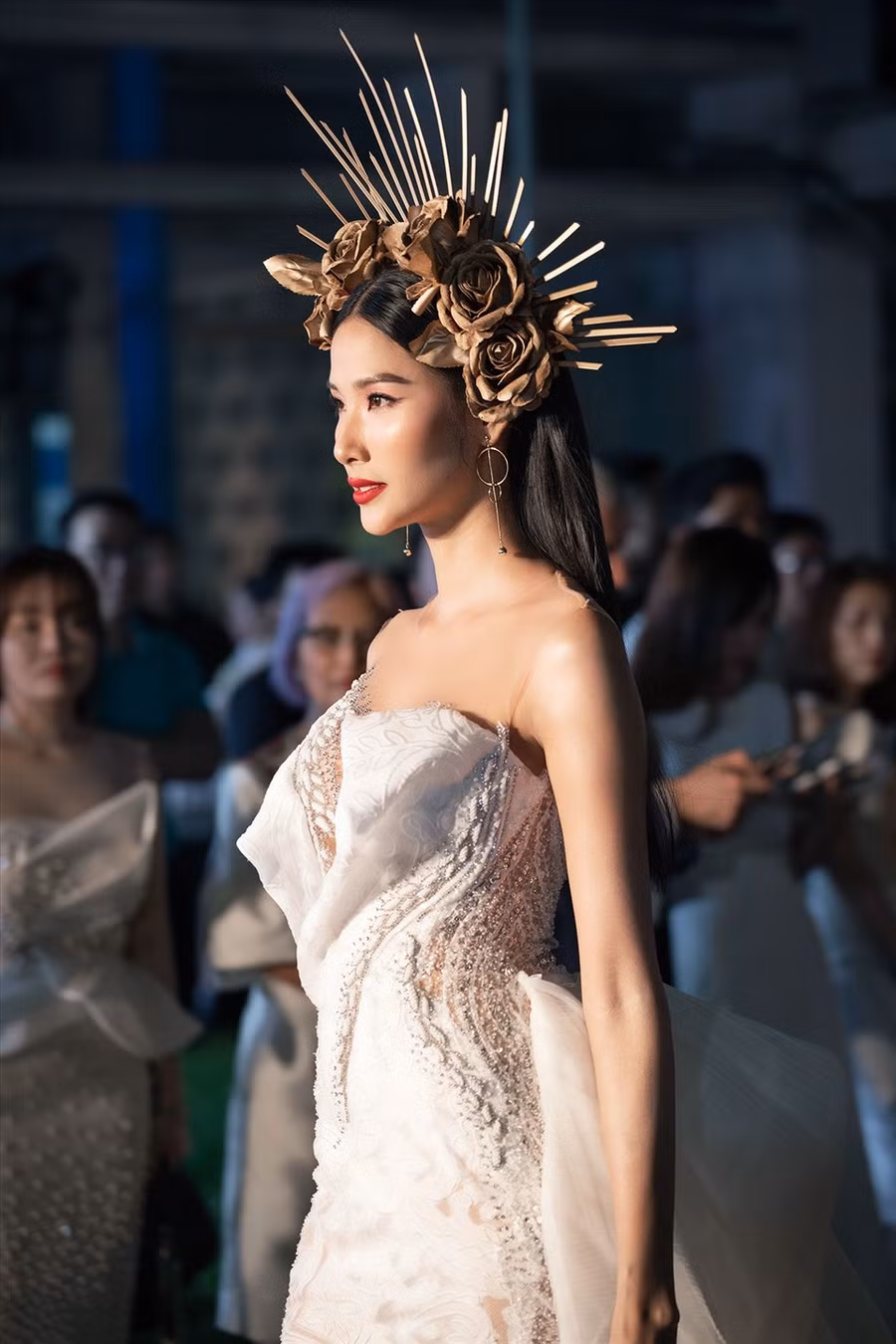 Á hậu 1 Hoa hậu Hoàn vũ Việt Nam Hoàng Thùy còn đảm nhận vai trò vedette trên sàn diễn thời trang.