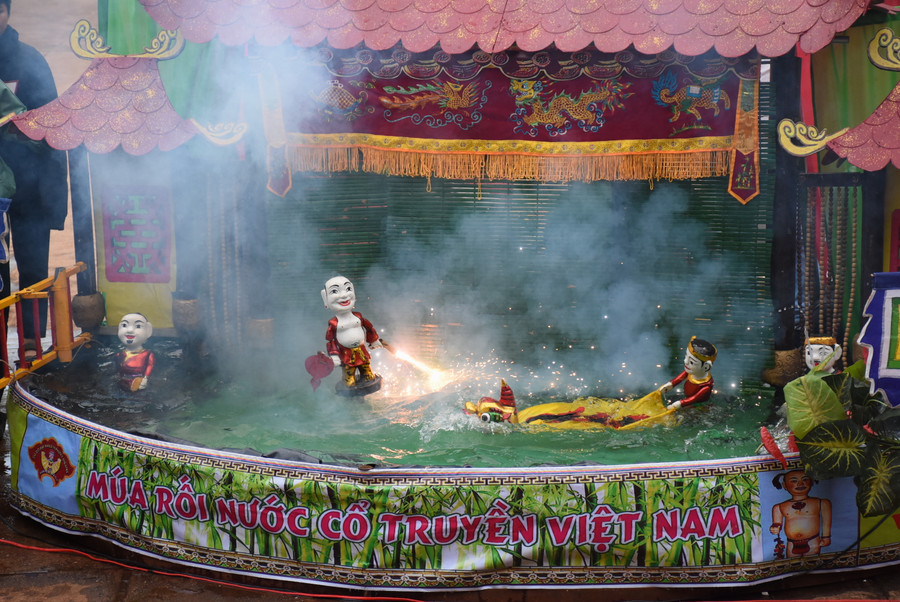 Một trong những tiết mục rối nước khiến các em học sinh trầm trồ thích thú