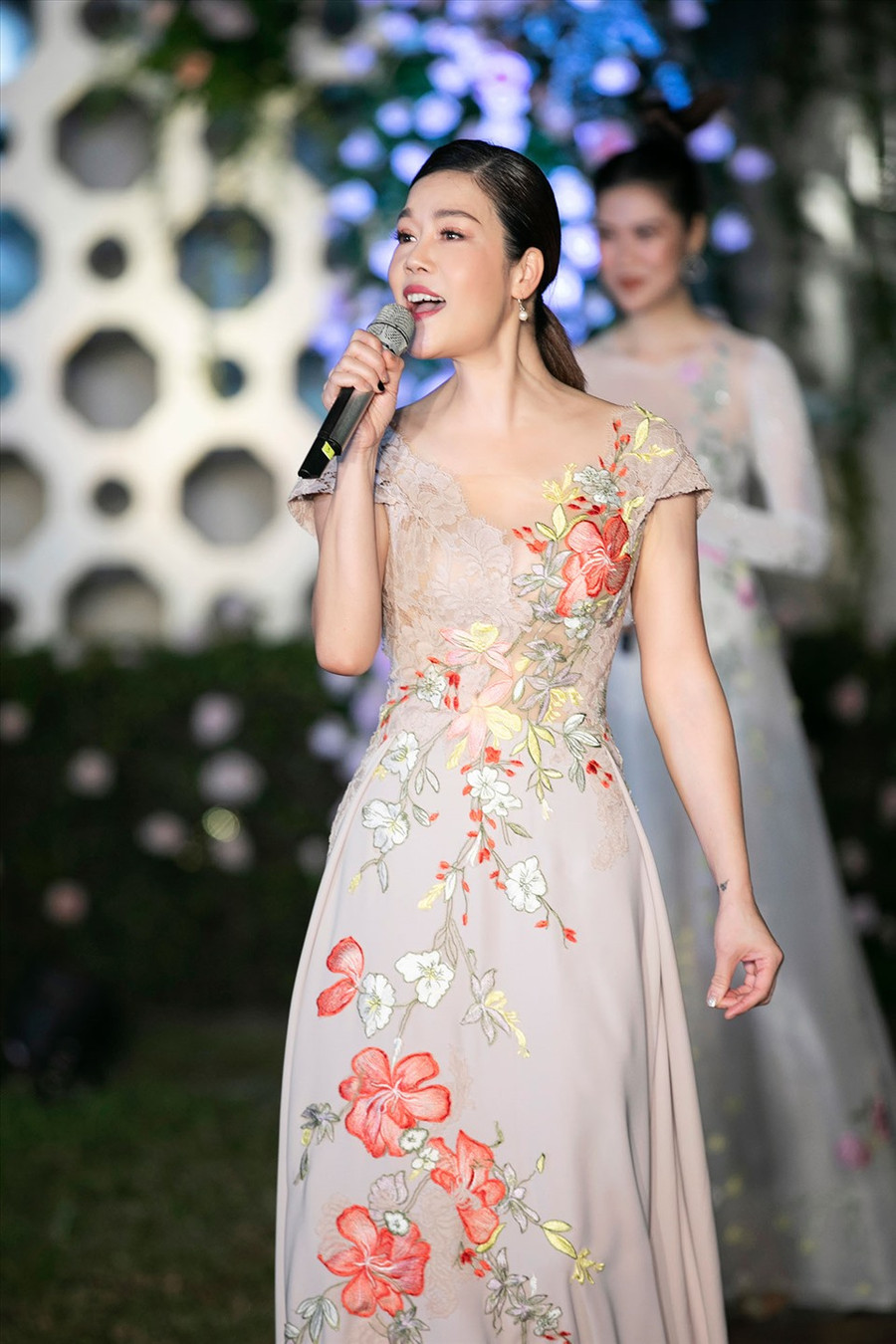 Đặc biệt trong show diễn còn có sự góp mặt của Thu Phương. Nữ ca sĩ diện thiết kế nhiều hoạ tiết, trang điểm nhẹ nhàng.