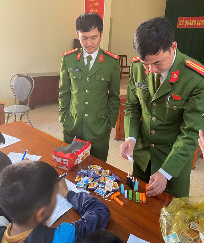 Số pháo nổ các học sinh chế tạo được Công an xã Quảng Lộc thu giữ