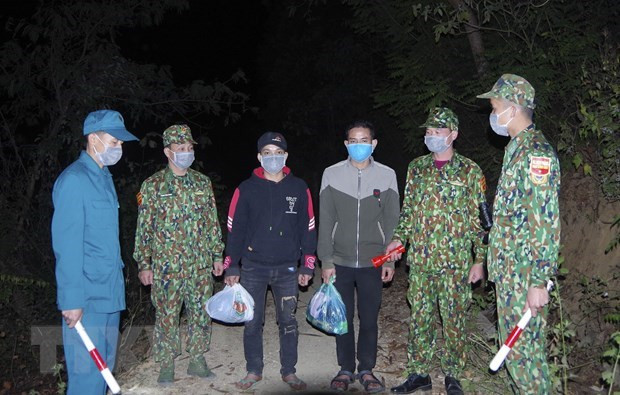 Hai đối tượng nhập cảnh trái phép vào Việt Nam bị lực lượng chức năng phát hiện, bắt giữ. Ảnh minh họa. (Ảnh: TTXVN phát)