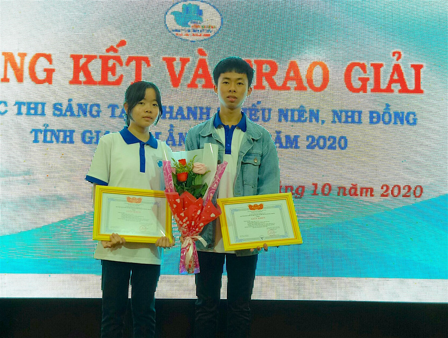 Em Nguyễn Hữu Tiến và Nguyễn Ngọc Hương Giang nhận giải ba tại Cuộc thi sáng tạo thanh-thiếu niên, nhi đồng tỉnh Gia Lai lần thứ 8-2020. Ảnh: Mộc Trà Em Nguyễn Hữu Tiến và Nguyễn Ngọc Hương Giang nhận giải ba tại Cuộc thi sáng tạo thanh-thiếu niên, nhi đồng toàn tỉnh lần thứ 8-2020. Ảnh: Mộc Trà