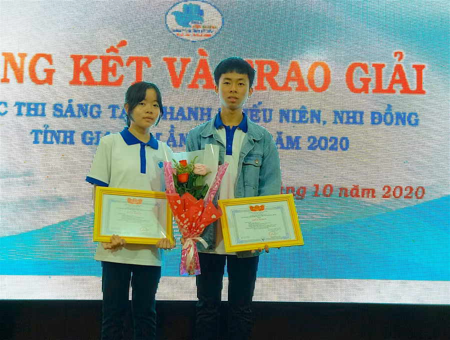 Em Nguyễn Hữu Tiến và Nguyễn Ngọc Hương Giang nhận giải ba tại Cuộc thi sáng tạo thanh-thiếu niên, nhi đồng toàn tỉnh lần thứ 8-2020. Ảnh: Mộc Trà