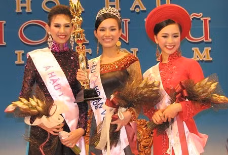 Top 3 Hoa hậu Hoàn vũ 2008 lúc đăng quang. Ảnh: MU.