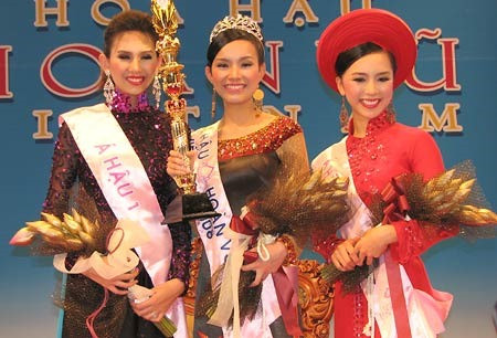 Top 3 Hoa hậu Hoàn vũ 2008 lúc đăng quang. Ảnh: MU.