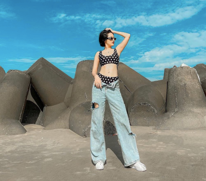 Khác với dàn mỹ nhân Việt khoe khéo vẻ ngoài quyến rũ, nữ tính, ca sĩ Bảo Anh cá tính khi diễn mốt quần trễ 