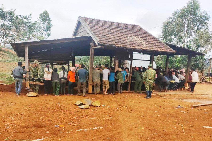 Cán bộ, chiến sĩ Tiểu đoàn 1 (Trung đoàn 1, Sư đoàn 2) giúp người dân làng Hà Đừng 1 (xã Đak Rong, huyện Kbang) di dời nhà ở. Ảnh: Minh Nguyễn Cán bộ, chiến sĩ Tiểu đoàn 1, Trung đoàn 1, Sư đoàn 2, Quân khu V giúp người dân là Hà Đừng 1, xã Đak Rong di dời nhà ở. Ảnh: Minh Nguyễn