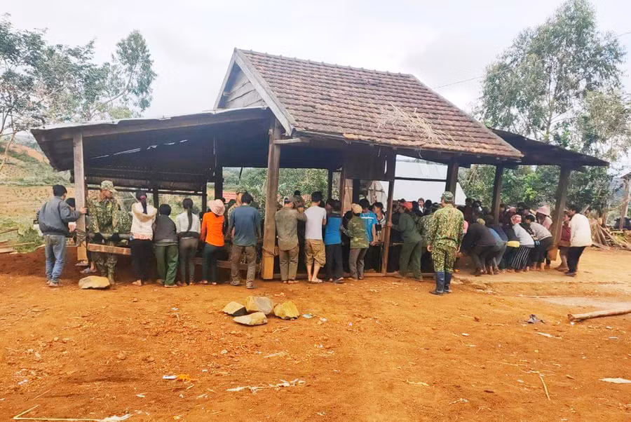 Cán bộ, chiến sĩ Tiểu đoàn 1, Trung đoàn 1, Sư đoàn 2, Quân khu V giúp người dân là Hà Đừng 1, xã Đak Rong di dời nhà ở. Ảnh: Minh Nguyễn