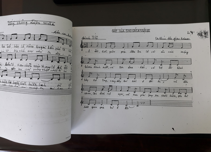 Bút tích của cố nghệ sĩ H'Ben trong những bài dân ca do bà sưu tầm. Ảnh: Phương Duyên