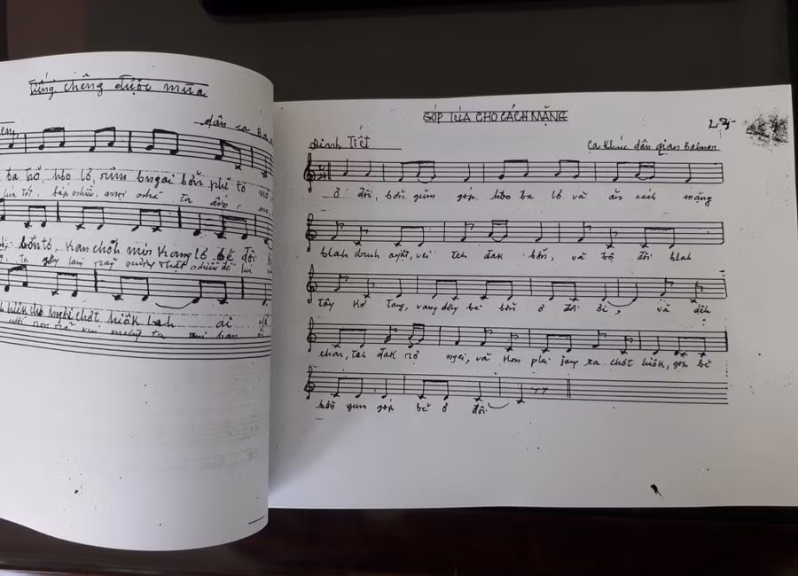 Bút tích của cố nghệ sĩ H'Ben trong những bài dân ca do bà sưu tầm. Ảnh: Phương Duyên