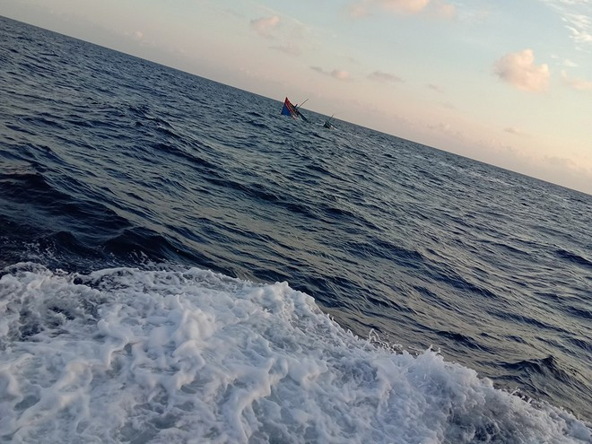 Hình ảnh tàu cá QNg 90617 TS bị tàu tuần tra Trung Quốc đâm chìm sáng 2.4.2020 ẢNH: NGƯ DÂN CUNG CẤP