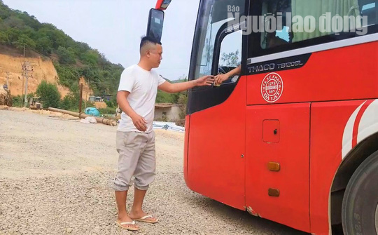 Ngang nhiên lập chốt thu tiền xe qua cầu.