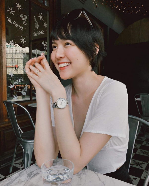 Nụ cười trong veo của Hải Tú là nét ghi điểm trong mắt người đối diện. Ảnh: NV.