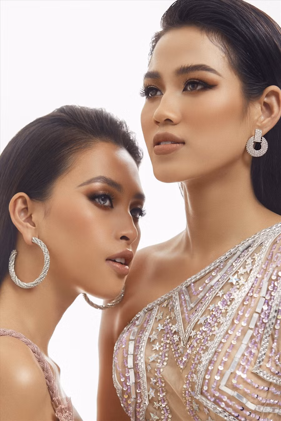 Lần đầu tiên đọ sắc cùng nhau trong một bộ ảnh, Hoa hậu Tiểu Vy và Hoa hậu Đỗ Thị Hà mỗi người một vẻ khẳng định nhan sắc vượt trội của những hoa hậu sinh năm 2000. Trong bộ ảnh lần này cả hai Hoa hậu Việt Nam đều khoe được lợi thế vóc dáng đáng mơ ước. Ảnh: Hoàng Phúc.