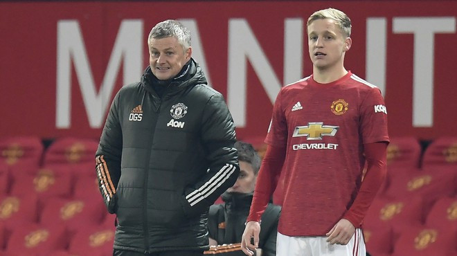 HLV Solskjaer (trái) sẽ đủ tỉnh táo trước đợt trận quan trọng của M.U. Ảnh: AFP