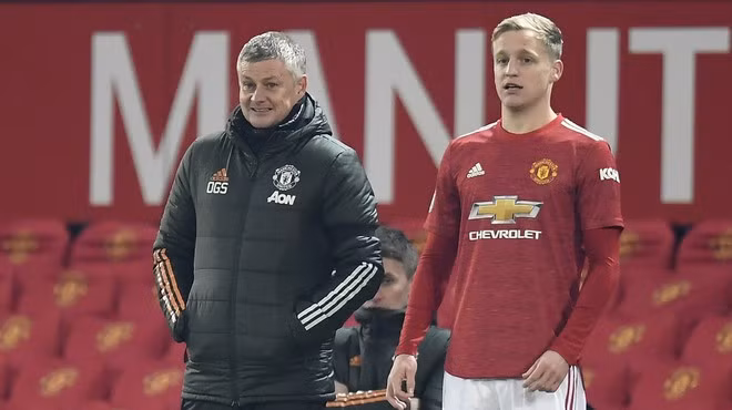 HLV Solskjaer (trái) sẽ đủ tỉnh táo trước đợt trận quan trọng của M.U. Ảnh: AFP
