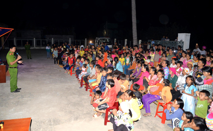 Công an thị xã Ayun Pa tổ chức tuyên truyền pháp luật tại buôn Chư Băh A (xã Chư Băh, thị xã Ayun Pa). Ảnh: Hữu Trường