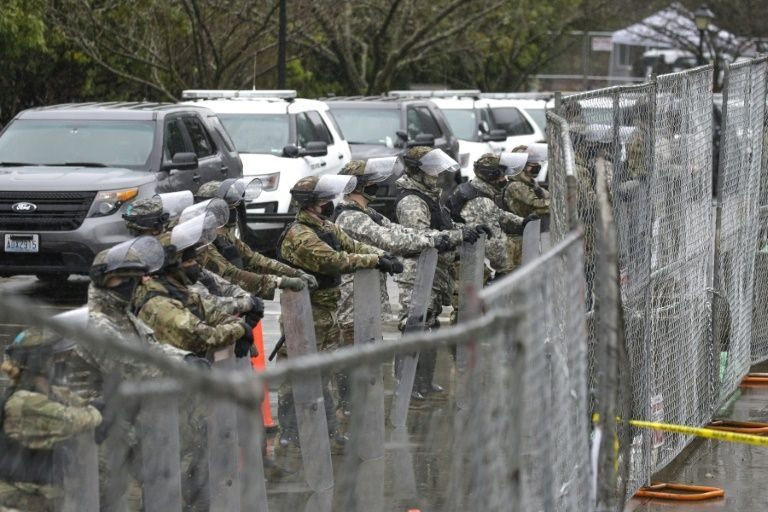 Hàng rào dây thép gai được dựng lên xung quanh Điện Capitol. Ảnh: AFP Hàng rào dây thép gai được dựng lên xung quanh Điện Capitol. Ảnh: AFP