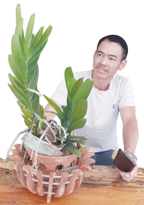 Anh Bùi Bình Sơn (thị trấn Đak Đoa) bên giò Hoàng Nhạn tháng 8. Ảnh: Duy Lê