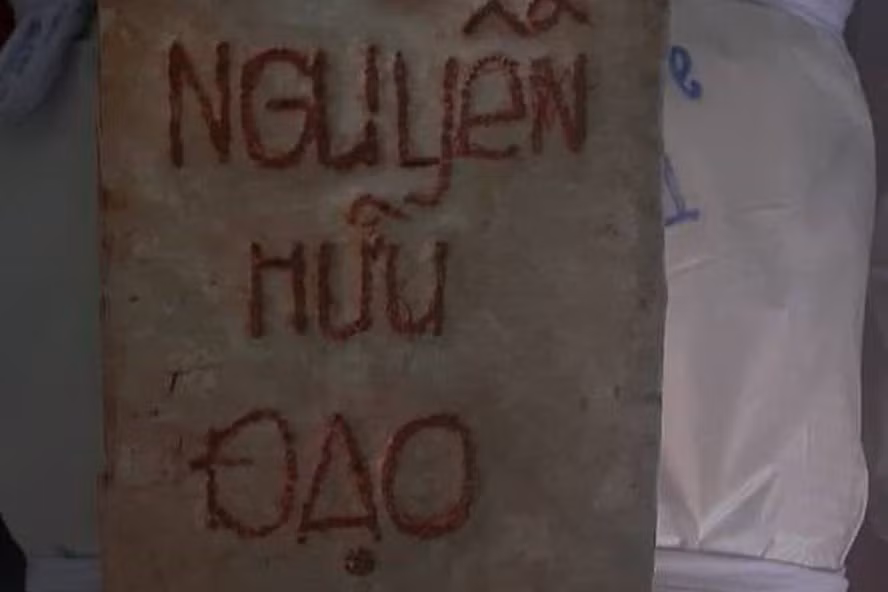 Mảnh nhôm khắc tên được phát hiện cùng hài cốt liệt sĩ. Ảnh: Tài Tuyến.