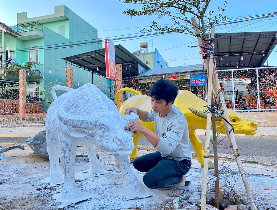 - Ảnh 8: Sau khi đúc khuôn thạch cao sẽ đến công đoạn đổ nhựa hoặc xi măng tạo hình hoàn chỉnh cho linh vật. Sản phẩm tiếp theo sẽ được làm mịn bề mặt để sẵn sàng cho khâu sơn vẽ.