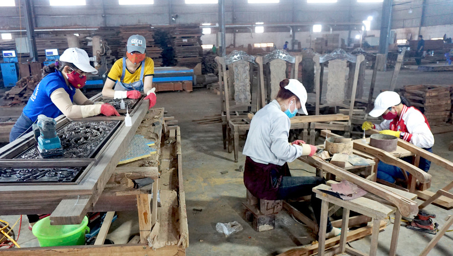 Doanh nghiệp tại Khu Công nghiệp Trà Đa bắt đầu kích hoạt lại các biện pháp phòng chống dịch Covid-19. Ảnh: Hà Duy